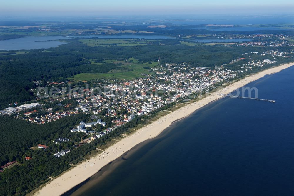 Aerial photograph Heringsdorf - Beach section of the popular holiday and tourism, on the Baltic coast of the island of Usedom in Ahlbeck in Mecklenburg-Western Pomerania