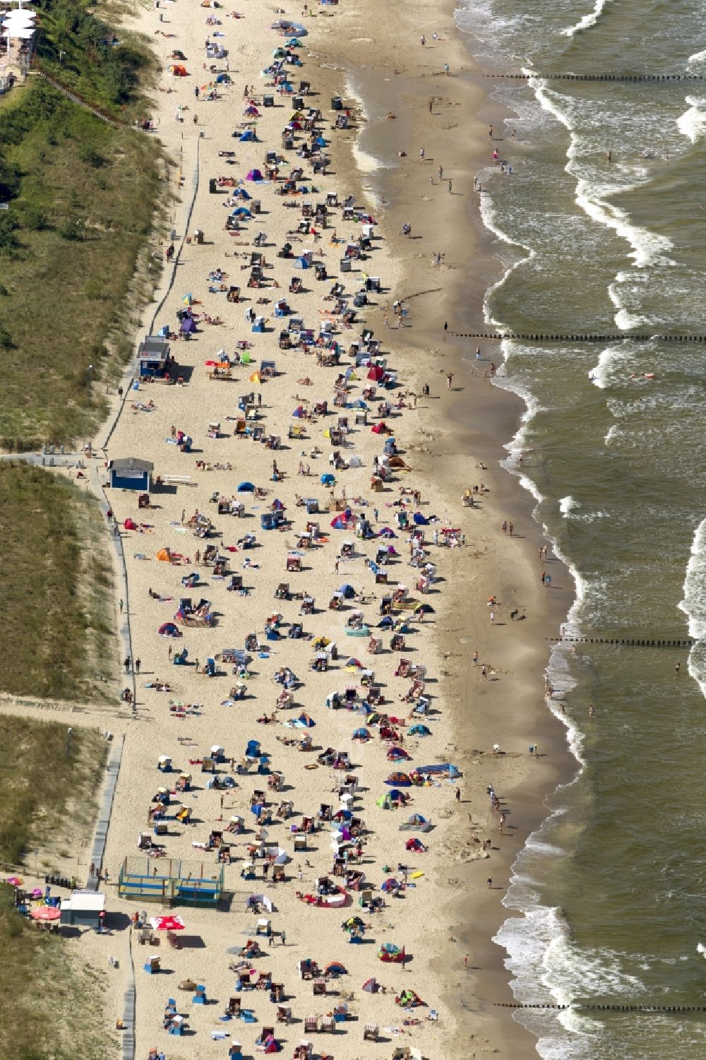 Zinnowitz from the bird's eye view: Beach section of the popular holiday and tourism, on the Baltic coast of the island of Usedom in Zinnowitz in Mecklenburg-Western Pomerania