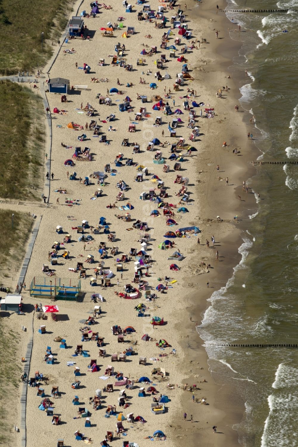 Aerial image Zinnowitz - Beach section of the popular holiday and tourism, on the Baltic coast of the island of Usedom in Zinnowitz in Mecklenburg-Western Pomerania