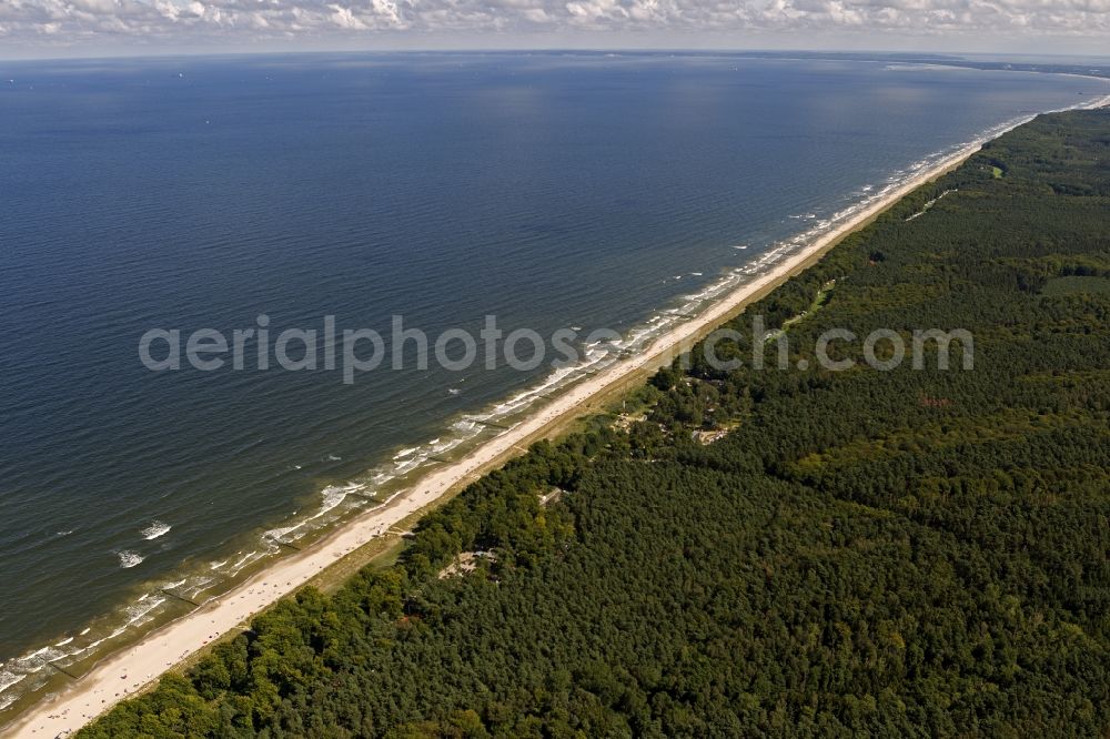 Aerial photograph Zinnowitz - Beach section of the popular holiday and tourism, on the Baltic coast of the island of Usedom in Zinnowitz in Mecklenburg-Western Pomerania