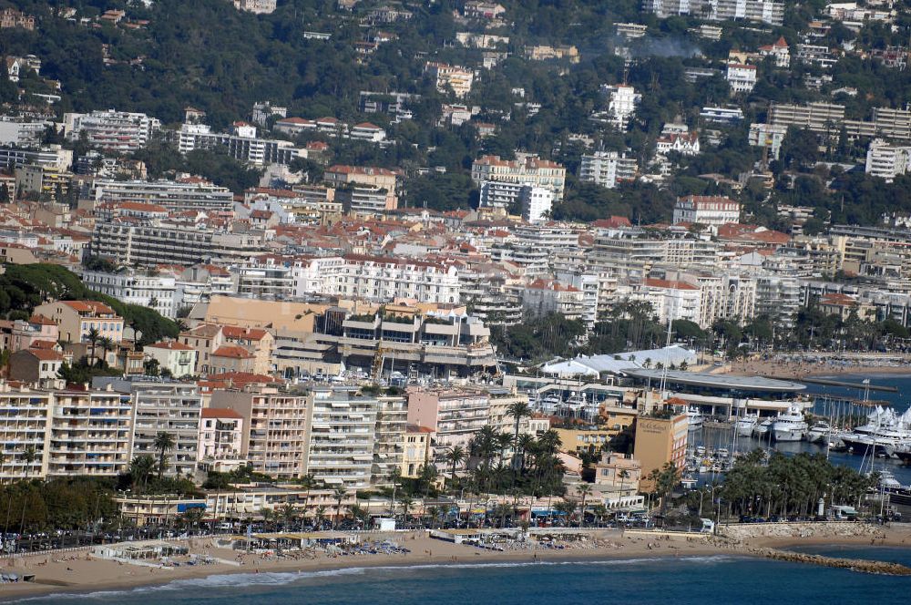 Cannes from above - Blick auf den Strand, Hafen und das Estrel Gebirge in Cannes Frankreich. Dieses Bild zeigt, wie gegensätlich Cannes sein kann. Auf der einen Seite das Meer und die Küste mit seinem Sandstrand und und in unmittelbarer Nähe das Estrel Gebirge. Kontakt Touristinfo: Cannes Tourist Office, Palais des Festivals, La Croisette, Tel. +33(0)492 99842 2, Fax +33(0)492 99842 3, Email: tourisme@palaisdesfestivals.com