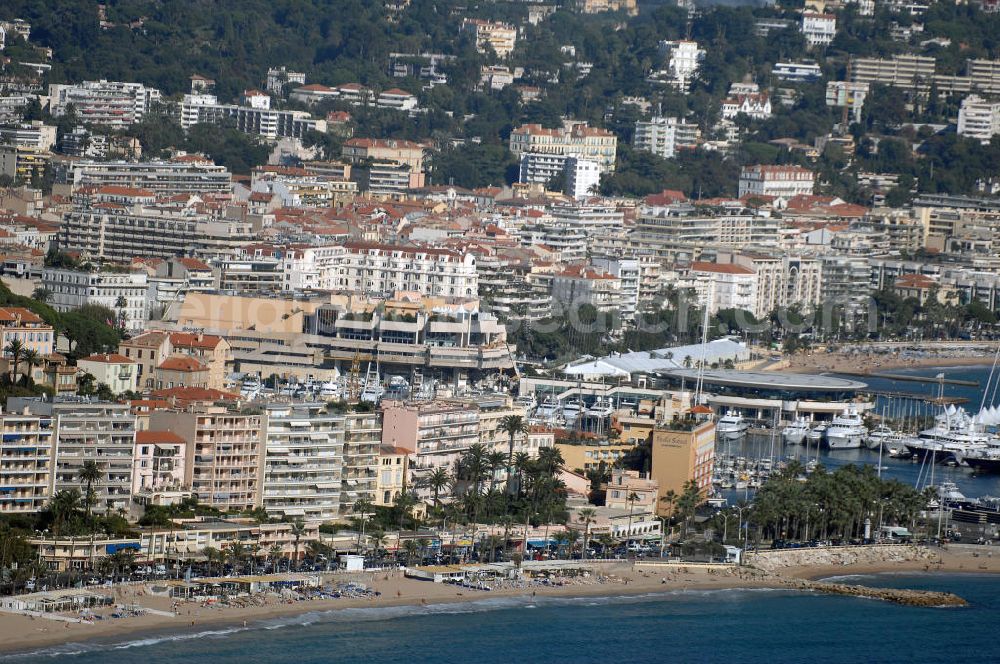 Cannes from the bird's eye view: Blick auf den Strand, Hafen und das Estrel Gebirge in Cannes Frankreich. Dieses Bild zeigt, wie gegensätlich Cannes sein kann. Auf der einen Seite das Meer und die Küste mit seinem Sandstrand und und in unmittelbarer Nähe das Estrel Gebirge. Kontakt Touristinfo: Cannes Tourist Office, Palais des Festivals, La Croisette, Tel. +33(0)492 99842 2, Fax +33(0)492 99842 3, Email: tourisme@palaisdesfestivals.com