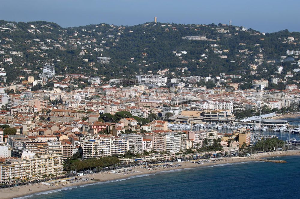 Aerial image Cannes - Blick auf den Strand, Hafen und das Estrel Gebirge in Cannes Frankreich. Dieses Bild zeigt, wie gegensätlich Cannes sein kann. Auf der einen Seite das Meer und die Küste mit seinem Sandstrand und und in unmittelbarer Nähe das Estrel Gebirge. Kontakt Touristinfo: Cannes Tourist Office, Palais des Festivals, La Croisette, Tel. +33(0)492 99842 2, Fax +33(0)492 99842 3, Email: tourisme@palaisdesfestivals.com