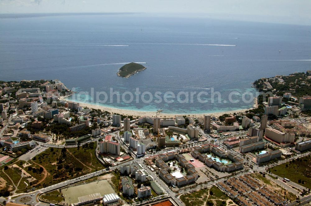 Magaluf from above - Blick auf den Strand des ehemaligen Fischerdorfes Magaluf und die Halbinsel Nova. Im Hintergrund die Insel sa Porrassa. View of the beach of the tourist resort of Palma de Nova and the peninsula of Nova. View of the beach of the former fishing village Magalif and the peninsula of Nova.