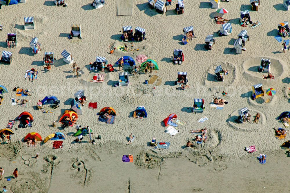 Norderney from the bird's eye view: Blick auf den Strand von Norderney. Die Insel wurde schon 1797 zu einem Seebad ernannt. 2009 haben 451.000 Gäste die zweitgrößte Ostfriesische Insel besucht. Das entspricht ca. 3.100.000 Übernachtungen. View of the beach of Norderney. The island was named as a seaside resort in 1797. In 2009 451.000 guests visited the second largest East Frisian island. This corresponds to approximately 3.1 million nights.