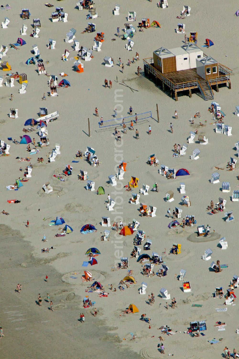 Aerial photograph Norderney - Blick auf den Strand von Norderney. Die Insel wurde schon 1797 zu einem Seebad ernannt. 2009 haben 451.000 Gäste die zweitgrößte Ostfriesische Insel besucht. Das entspricht ca. 3.100.000 Übernachtungen. View of the beach of Norderney. The island was named as a seaside resort in 1797. In 2009 451.000 guests visited the second largest East Frisian island. This corresponds to approximately 3.1 million nights.