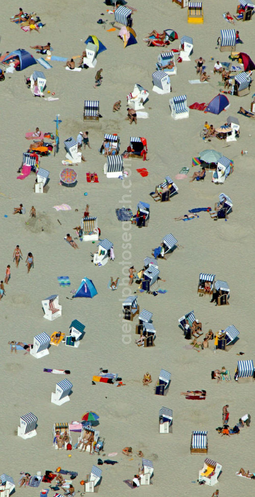 Norderney from above - Blick auf den Strand von Norderney. Die Insel wurde schon 1797 zu einem Seebad ernannt. 2009 haben 451.000 Gäste die zweitgrößte Ostfriesische Insel besucht. Das entspricht ca. 3.100.000 Übernachtungen. View of the beach of Norderney. The island was named as a seaside resort in 1797. In 2009 451.000 guests visited the second largest East Frisian island. This corresponds to approximately 3.1 million nights.