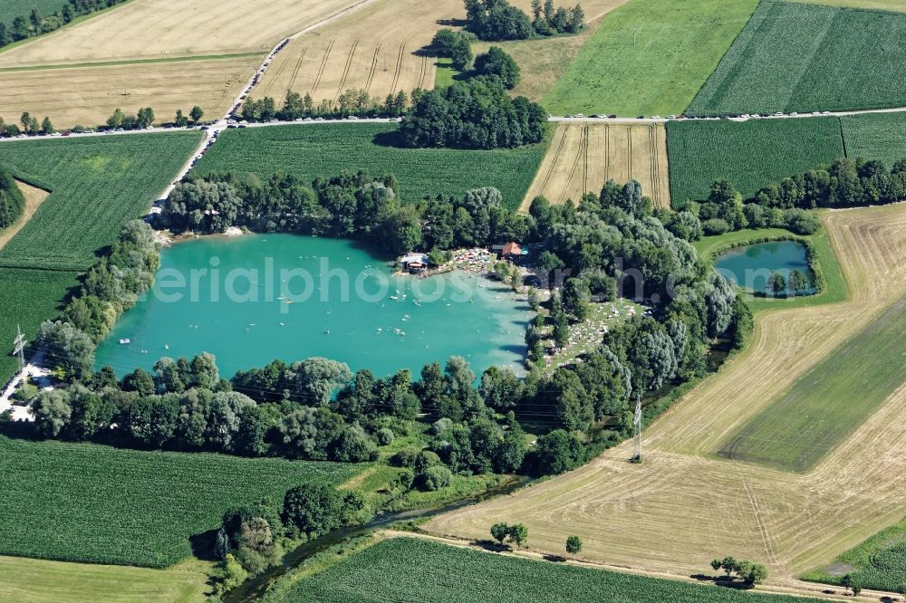 Wörth from the bird's eye view: Bathers on the beach and the shore areas of the lake Wiflinger Weiher in Woerth in the state Bavaria