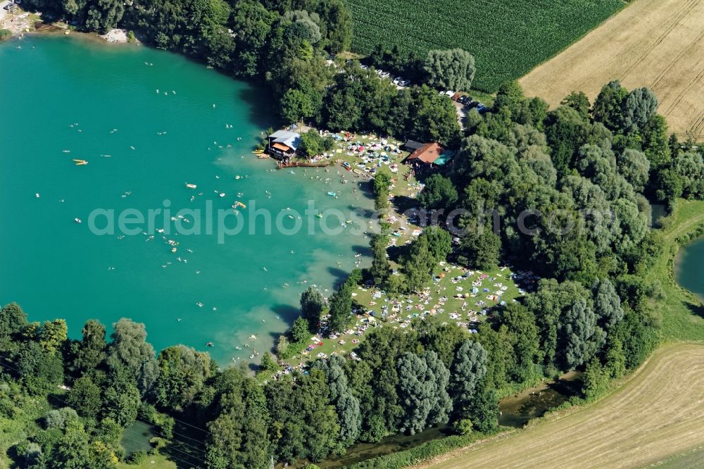 Aerial image Wörth - Bathers on the beach and the shore areas of the lake Wiflinger Weiher in Woerth in the state Bavaria