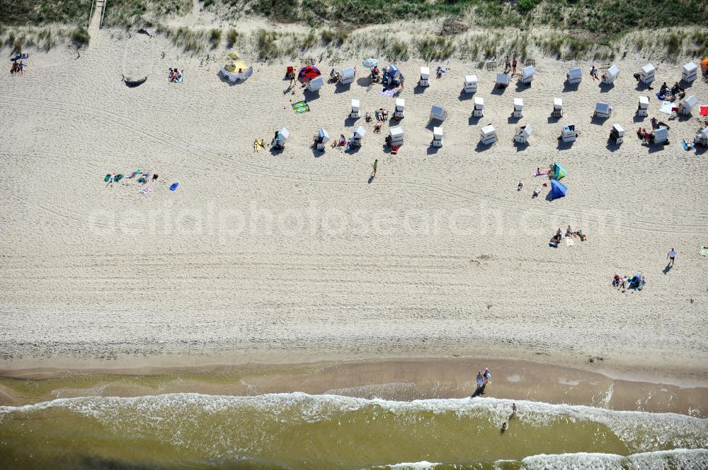 Aerial photograph Zinnowitz - Urlauber am Ostsee-Strand von Zinnowitz in Mecklenburg-Vorpommern. Holidaymaker / Vacationer at the beachside of the Baltic Sea in Zinnowitz in Mecklenburg-Western Pomerania.