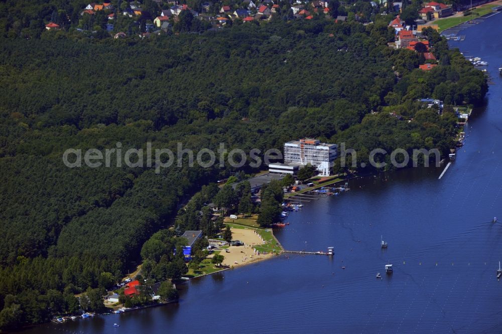 Berlin from above - Grunau bathing with the Regatta route Berlin-Grunau on the shores of Long Lake in Berlin