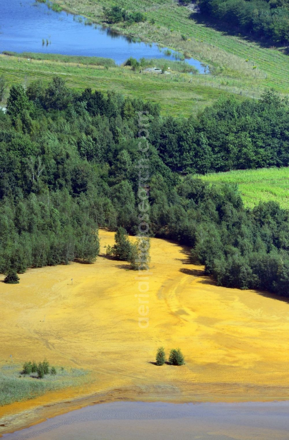 Aerial photograph Lauchhammer - View of the former bathing beach lake Strandbad Kleinleipisch in Lauchhammer in the state Brandenburg