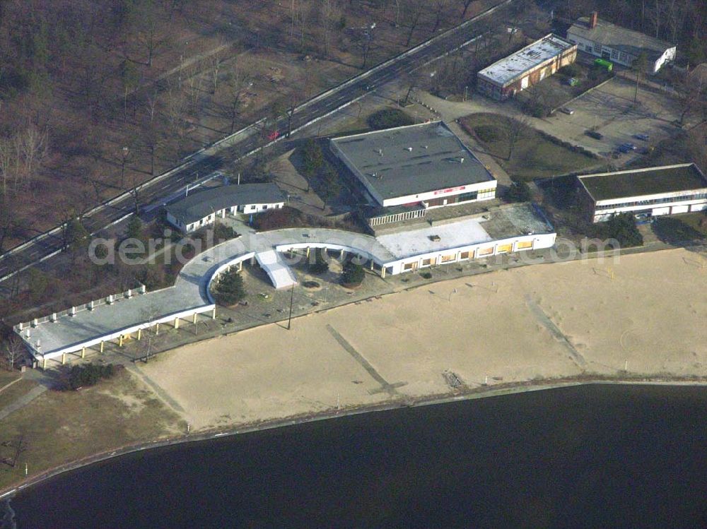 Berlin from above - 07.02.2005 Berlin Köpenick Strandbad Müggelsee.Von April bis September hat hier das großes Strandbad mit seinem herrlichen langen Sandstrand geöffnet.Fürstenwalder Damm 838 12589 Berlin