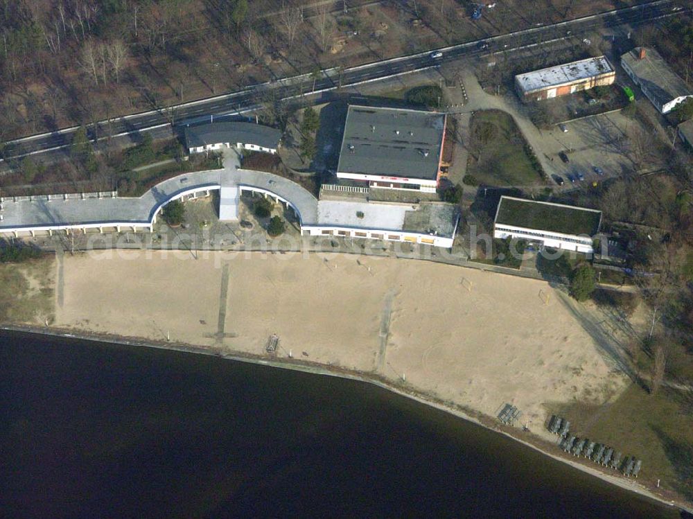 Aerial image Berlin - 07.02.2005 Berlin Köpenick Strandbad Müggelsee.Von April bis September hat hier das großes Strandbad mit seinem herrlichen langen Sandstrand geöffnet.Fürstenwalder Damm 838 12589 Berlin