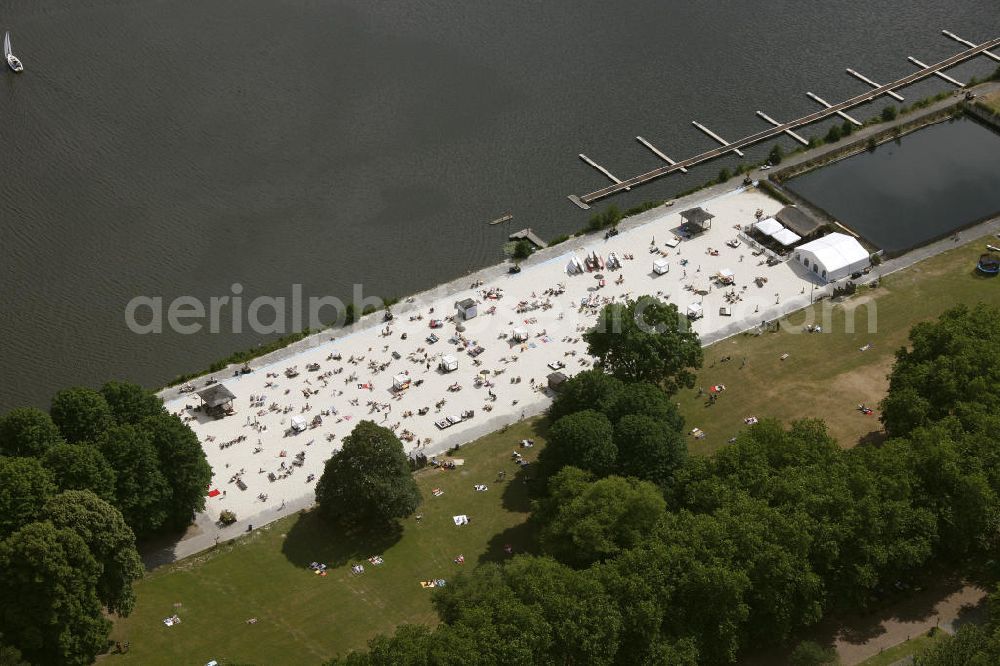 Essen from above - Blick auf das Sonnenbad am Strandbad Südsee-Paradies Essen am Baldeneysee, einem Ruhrstausee bei Essen. The beach at the Baldeneysee near Essen.