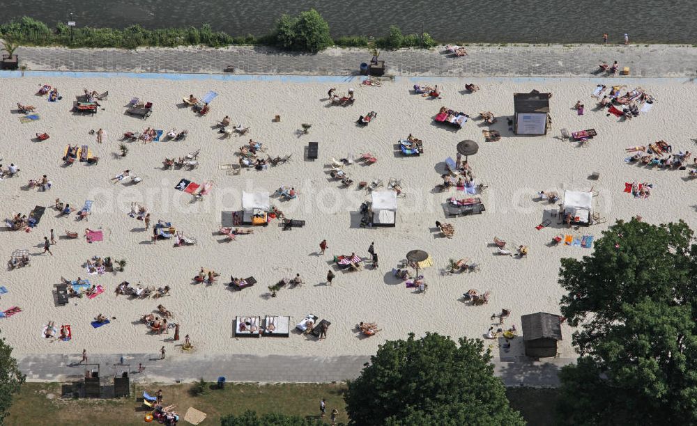 Essen from the bird's eye view: Blick auf das Sonnenbad am Strandbad Südsee-Paradies Essen am Baldeneysee, einem Ruhrstausee bei Essen. The beach at the Baldeneysee near Essen.