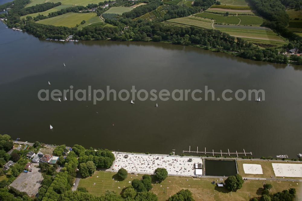 Aerial photograph Essen - Blick auf das Sonnenbad am Strandbad Südsee-Paradies Essen am Baldeneysee, einem Ruhrstausee bei Essen. The beach at the Baldeneysee near Essen.