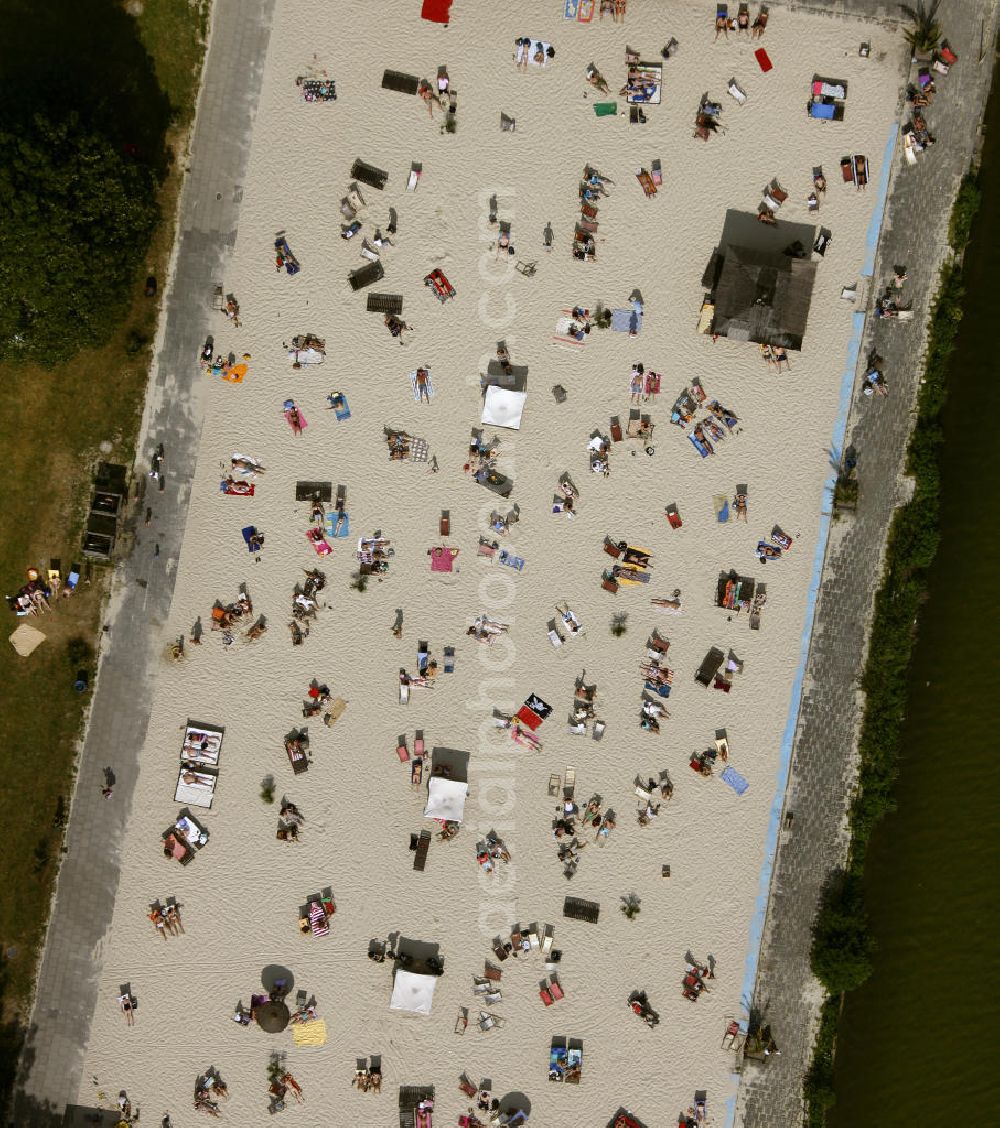 Essen from above - Blick auf das Sonnenbad am Strandbad Südsee-Paradies Essen am Baldeneysee, einem Ruhrstausee bei Essen. The beach at the Baldeneysee near Essen.