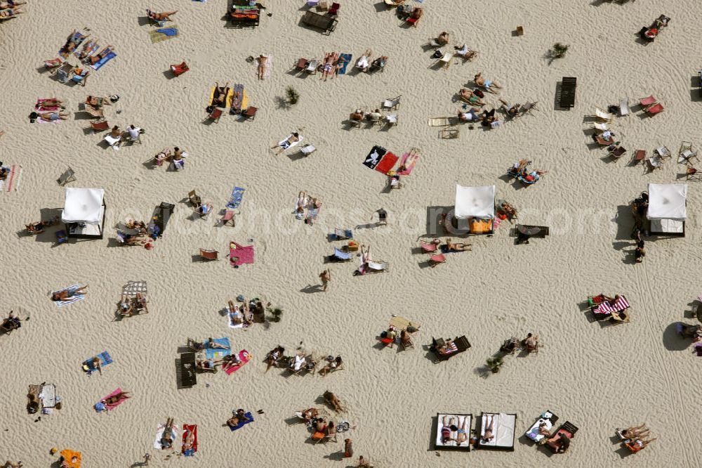 Essen from the bird's eye view: Blick auf das Sonnenbad am Strandbad Südsee-Paradies Essen am Baldeneysee, einem Ruhrstausee bei Essen. The beach at the Baldeneysee near Essen.