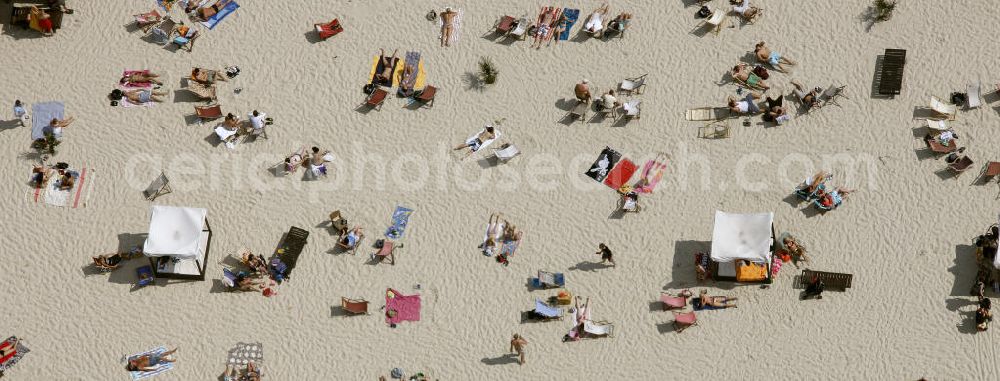 Aerial image Essen - Blick auf das Sonnenbad am Strandbad Südsee-Paradies Essen am Baldeneysee, einem Ruhrstausee bei Essen. The beach at the Baldeneysee near Essen.