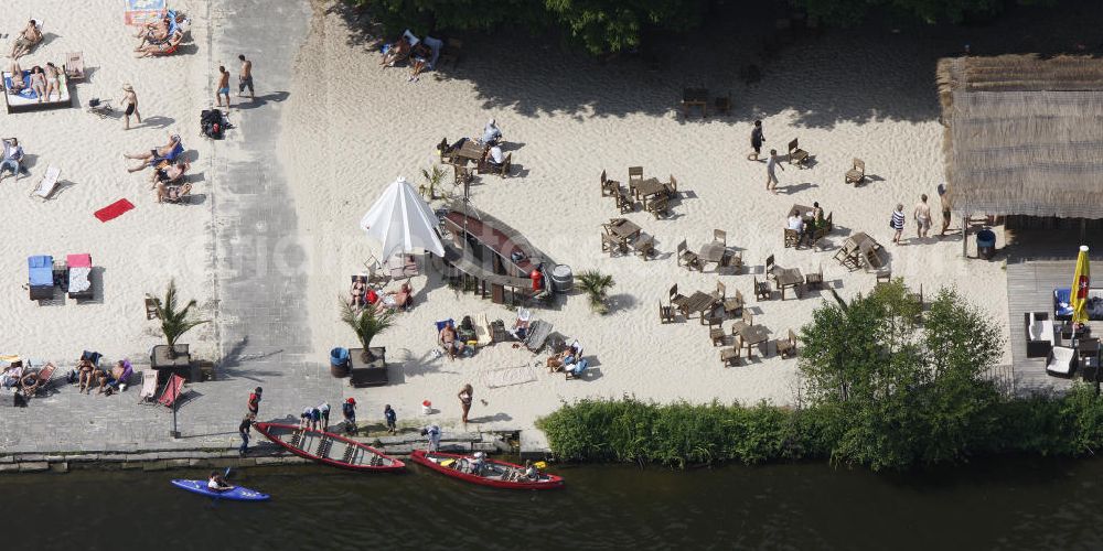 Essen from above - Blick auf das Sonnenbad am Strandbad Südsee-Paradies Essen am Baldeneysee, einem Ruhrstausee bei Essen. The beach at the Baldeneysee near Essen.