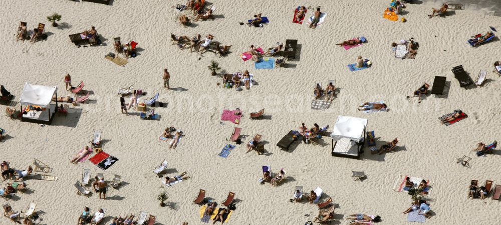 Essen from the bird's eye view: Blick auf das Sonnenbad am Strandbad Südsee-Paradies Essen am Baldeneysee, einem Ruhrstausee bei Essen. The beach at the Baldeneysee near Essen.