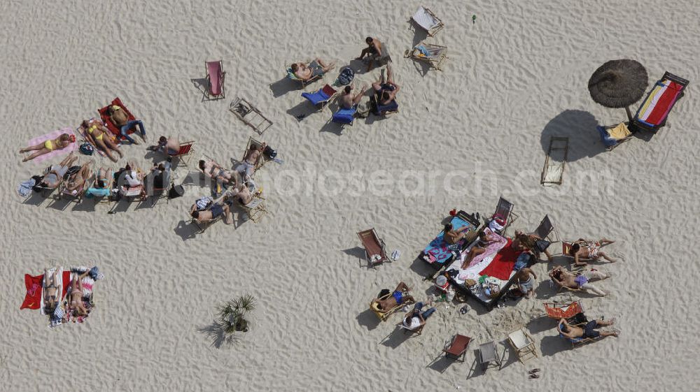 Aerial photograph Essen - Blick auf das Sonnenbad am Strandbad Südsee-Paradies Essen am Baldeneysee, einem Ruhrstausee bei Essen. The beach at the Baldeneysee near Essen.