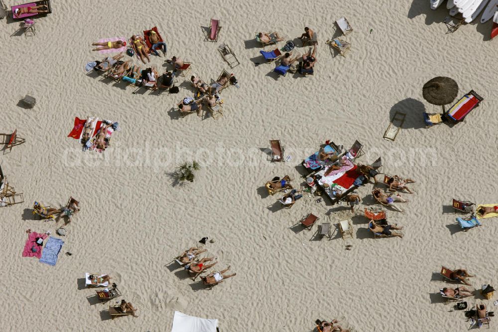 Essen from the bird's eye view: Blick auf das Sonnenbad am Strandbad Südsee-Paradies Essen am Baldeneysee, einem Ruhrstausee bei Essen. The beach at the Baldeneysee near Essen.