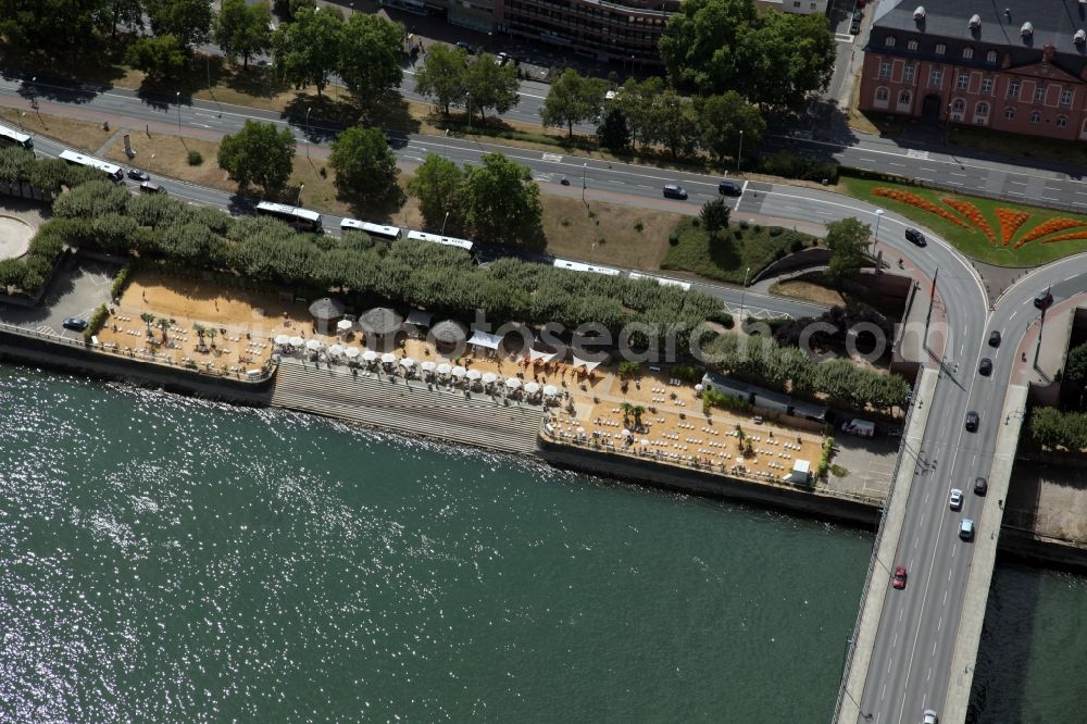 Aerial image Mainz - View of the Mainz - Strand, a beach bar with beer garden, at the Theodor-Heuss-Brücke, which leads over the river Rhine, at Mainz in Rhineland-Palatinate. Next to the bridge, on the sand, stand umbrellas and deck chairs