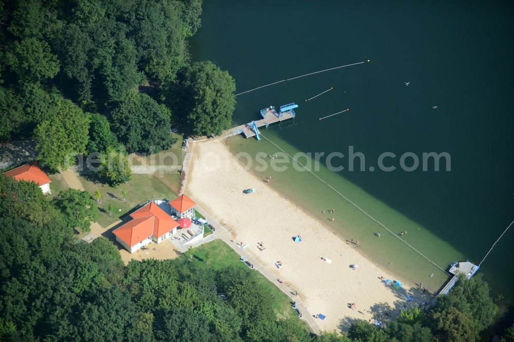 Eggersdorf from above - Bathers on the beach and the shore areas of the lake Boetzsee in Eggersdorf in the state of Brandenburg. A beach house is located at the bathing spot on the Southern shore of the lake