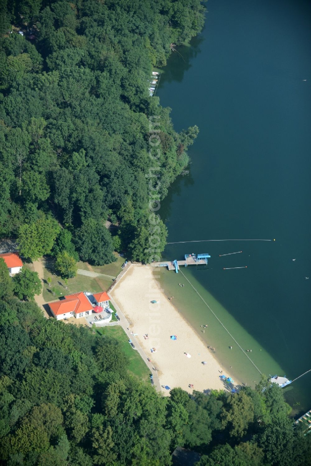 Eggersdorf from the bird's eye view: Bathers on the beach and the shore areas of the lake Boetzsee in Eggersdorf in the state of Brandenburg. A beach house is located at the bathing spot on the Southern shore of the lake