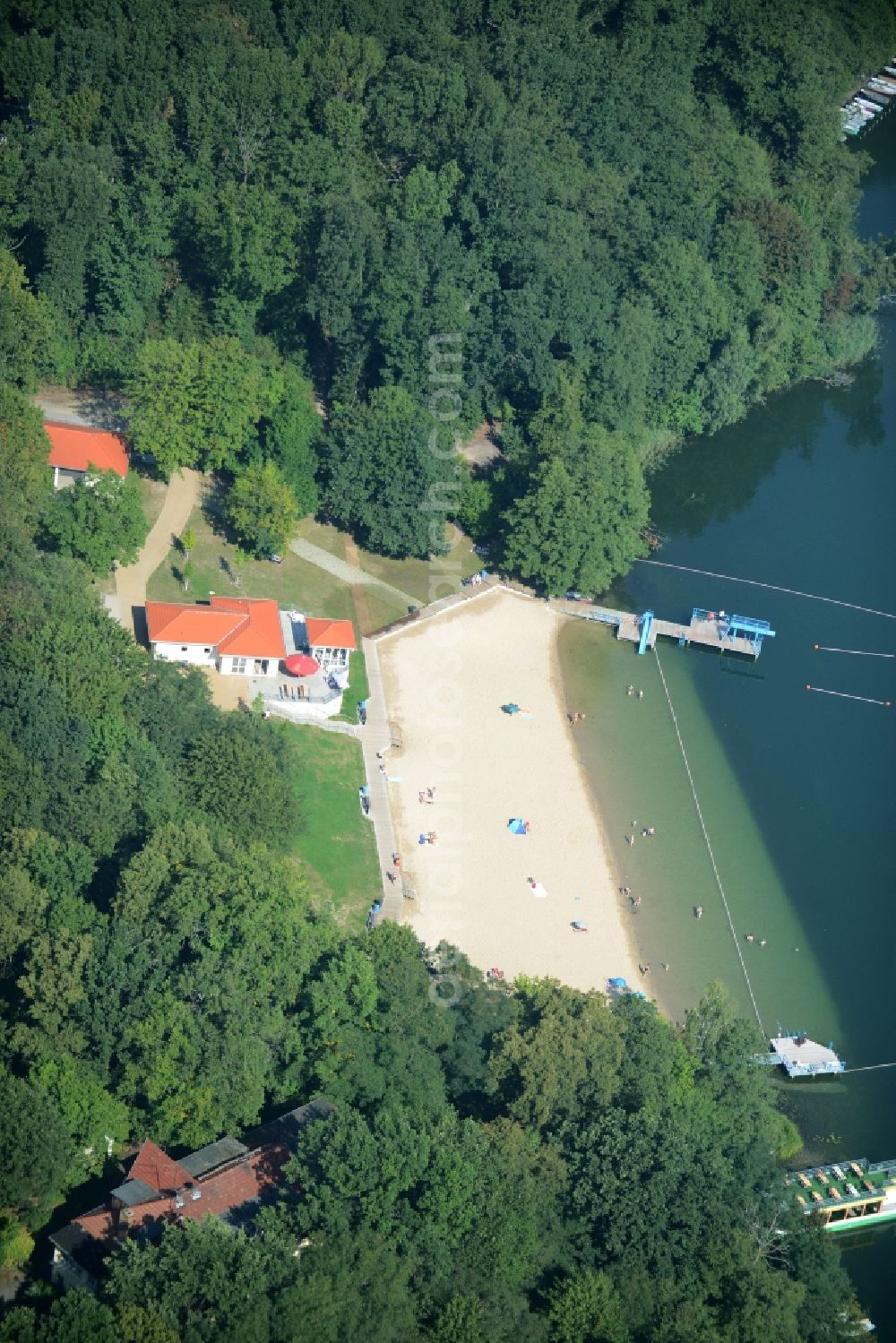 Aerial image Eggersdorf - Bathers on the beach and the shore areas of the lake Boetzsee in Eggersdorf in the state of Brandenburg. A beach house is located at the bathing spot on the Southern shore of the lake