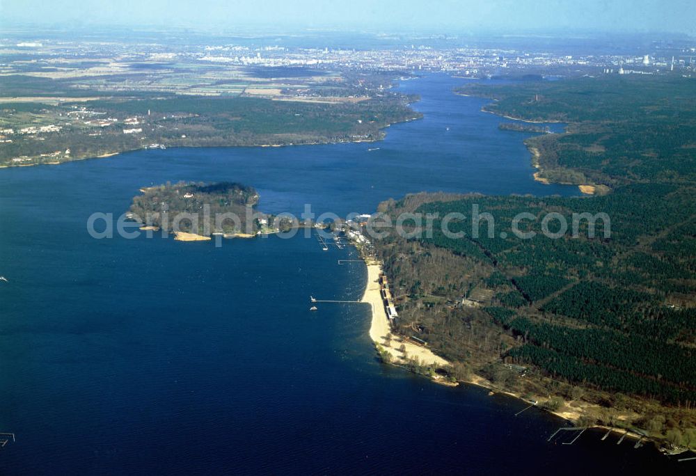 Berlin Wannsee from the bird's eye view: Das Strandbad Wannsee, eines der größten Freibäder an einem Binnengewässer Europas, befindet sich am Ostufer des Großen Wannsees, eines Havel-Ausläufers in Berlin. Das Strandbad liegt südlich der Insel Schwanenwerder im Ortsteil Berlin-Nikolassee des Bezirks Steglitz-Zehlendorf und wird als städtisches Freibad von den Berliner Bäder-Betrieben verwaltet.