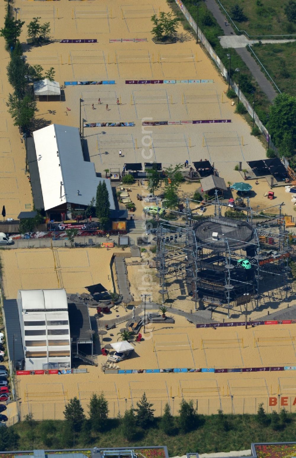 Aerial photograph Berlin - Beach and experience and adventure place MountMitte at the Caroline Michaelis in Berlin - Mitte