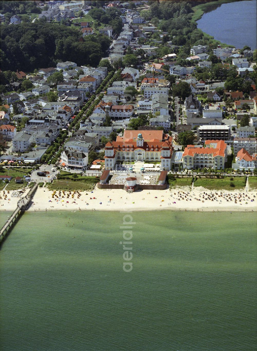 Binz from above - Blick auf den Ostseestrand und Hotel Travel Charme Kurhaus Binz, einem 5-Sterne-Luxus-Hotel.