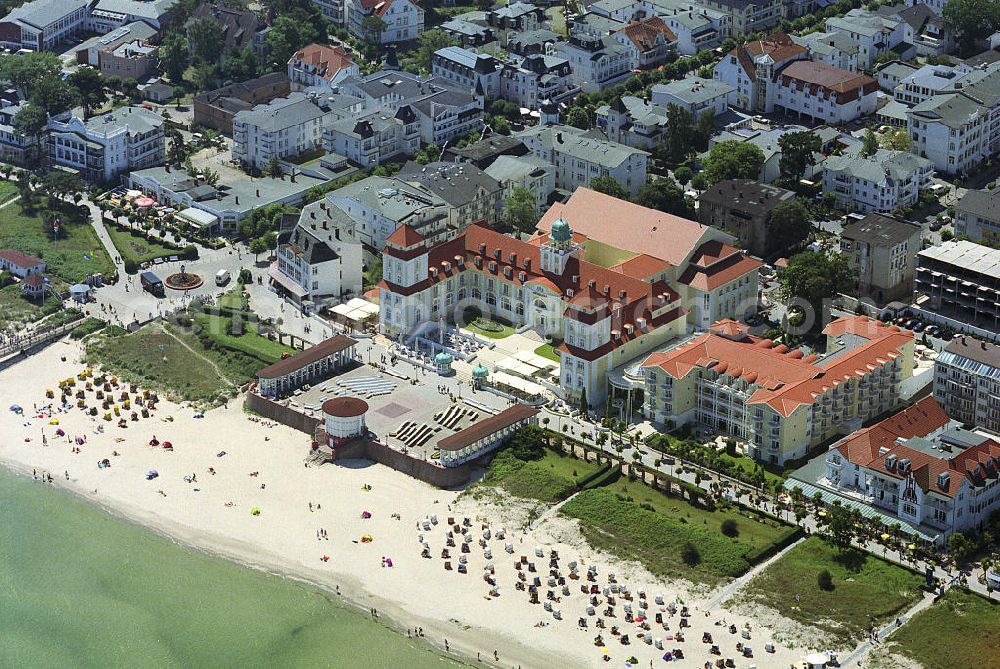 Binz from the bird's eye view: Blick auf den Ostseestrand und Hotel Travel Charme Kurhaus Binz, einem 5-Sterne-Luxus-Hotel.