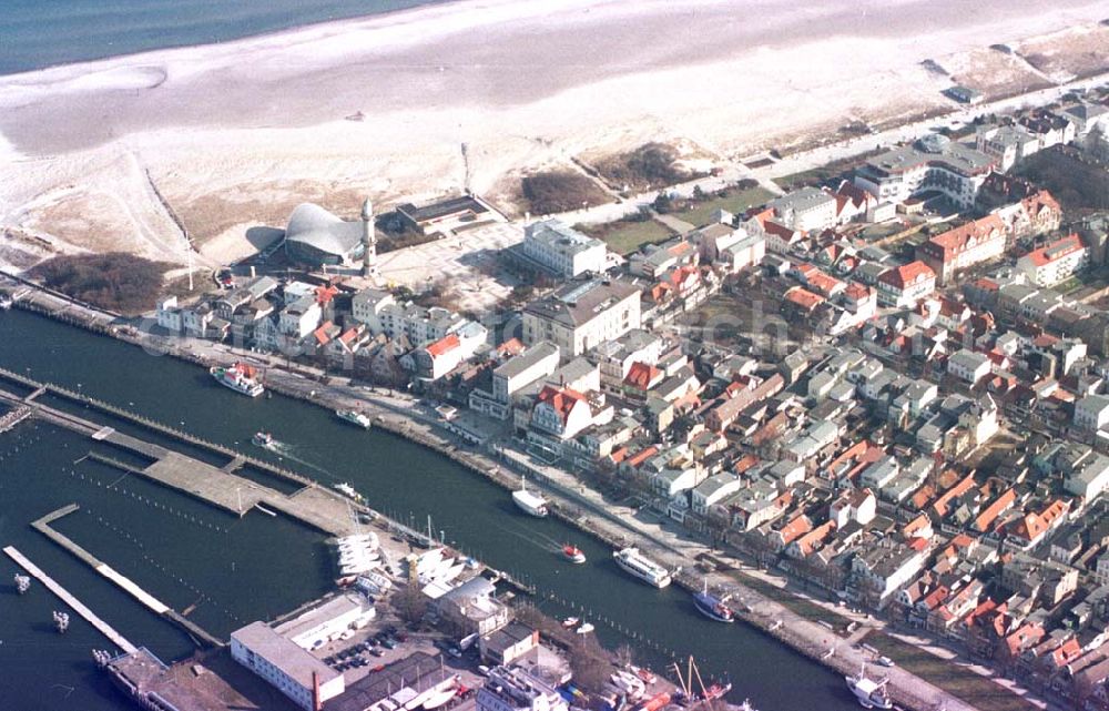 Rostock /Mecklenburg-Vorpommern from the bird's eye view: Strandbereich am Hafen in Rostock.