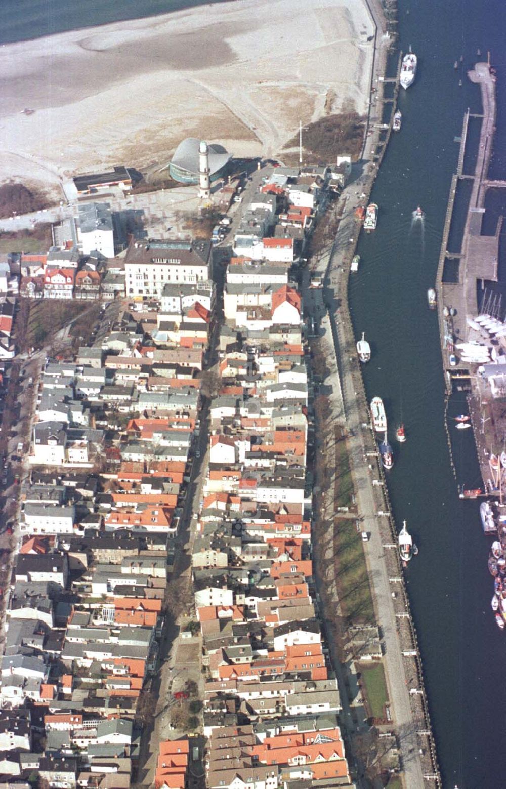 Rostock /Mecklenburg-Vorpommern from above - Strandbereich am Hafen in Rostock.