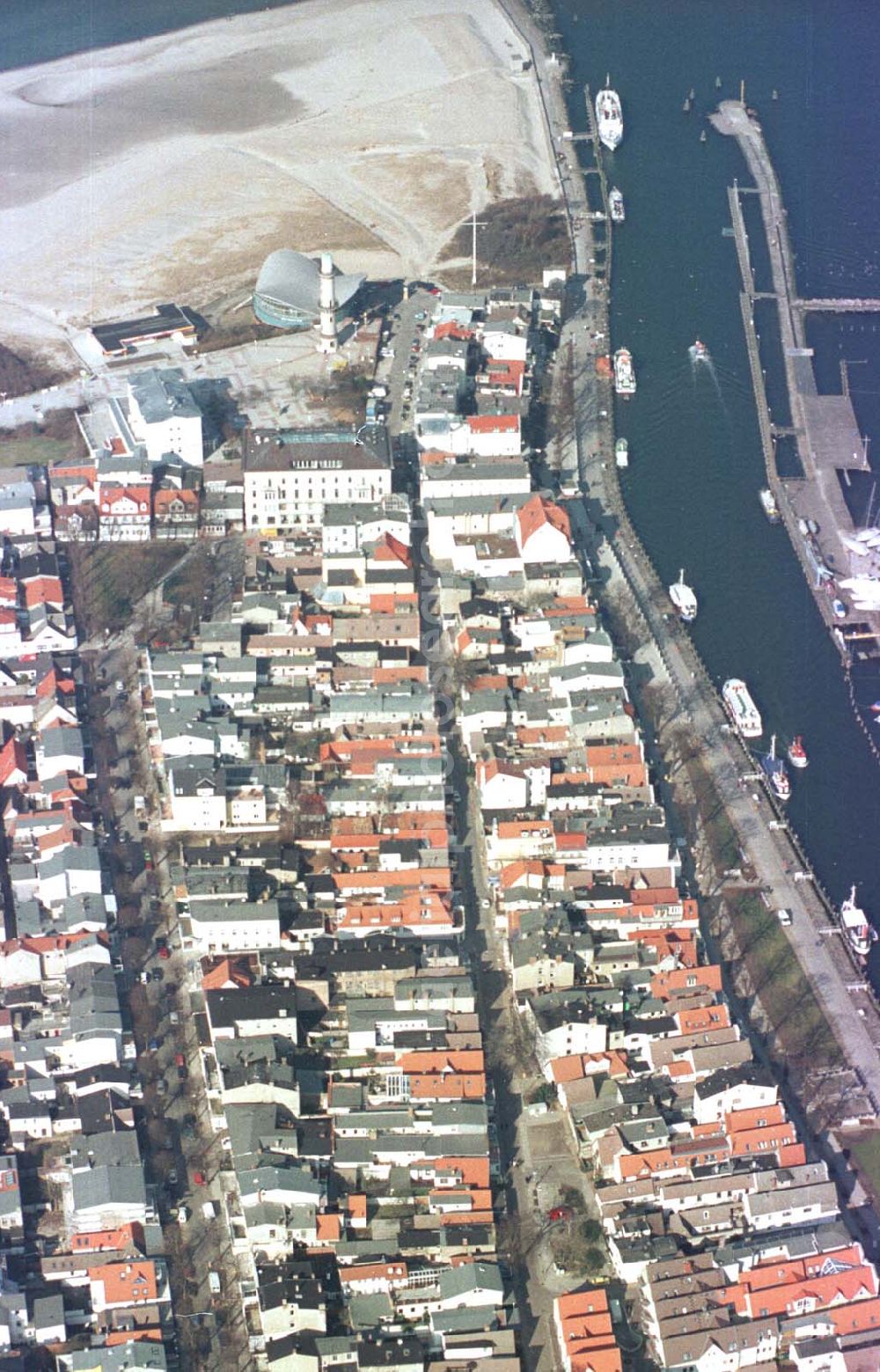 Rostock /Mecklenburg-Vorpommern from the bird's eye view: Strandbereich am Hafen in Rostock.