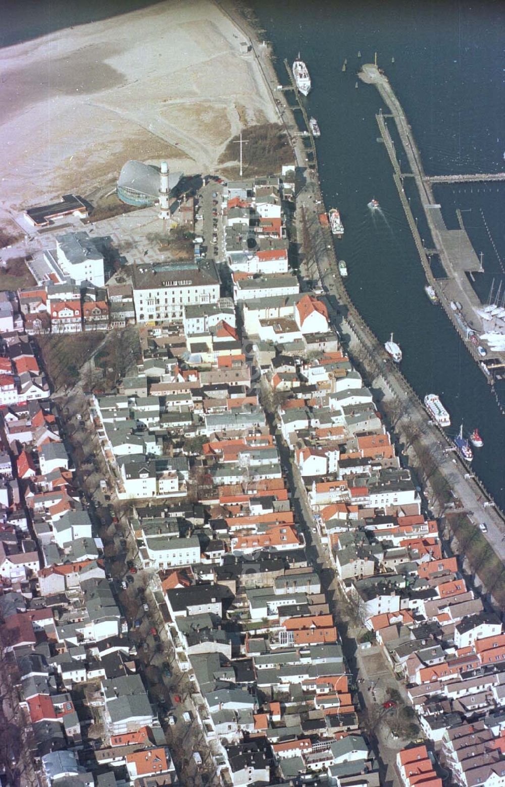 Aerial image Rostock /Mecklenburg-Vorpommern - Strandbereich am Hafen in Rostock.