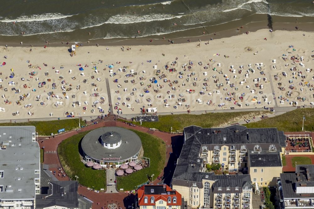 Wangerooge from the bird's eye view: Beach visitors over the pudding café on the island Wangerooge in Lower Saxony