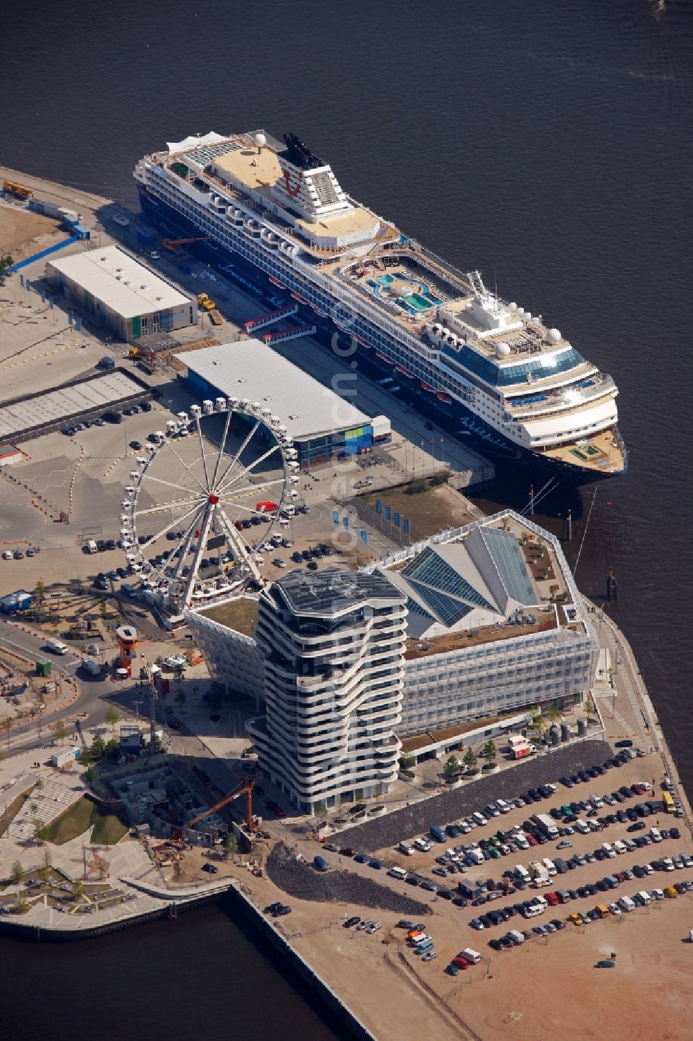 Hamburg from above - Strand quay in HafenCity, Hamburg in the state of Hamburg. The center of the image is the Marco Polo Tower and the headquarters of Unilever Germany. These are the first projects on Strand quay and was designed by the architectural firm Behnisch Architekten. In the background there is a construction site