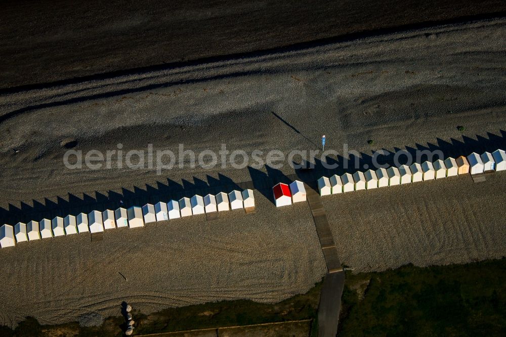 Cayeux-sur-Mer from the bird's eye view: Beach chair on the sandy beach ranks in the coastal area Kanalkueste Cayeux-sur-Mer in Cayeux-sur-Mer in Nord-Pas-de-Calais Picardy, France