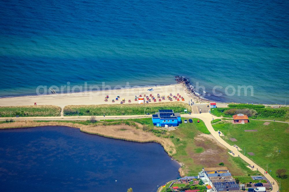 Heiligenhafen from the bird's eye view: Beach chair on the sandy beach ranks in the coastal area DLRG Unterkunft on street Steinwarder in Heiligenhafen at the baltic sea coast in the state Schleswig-Holstein, Germany