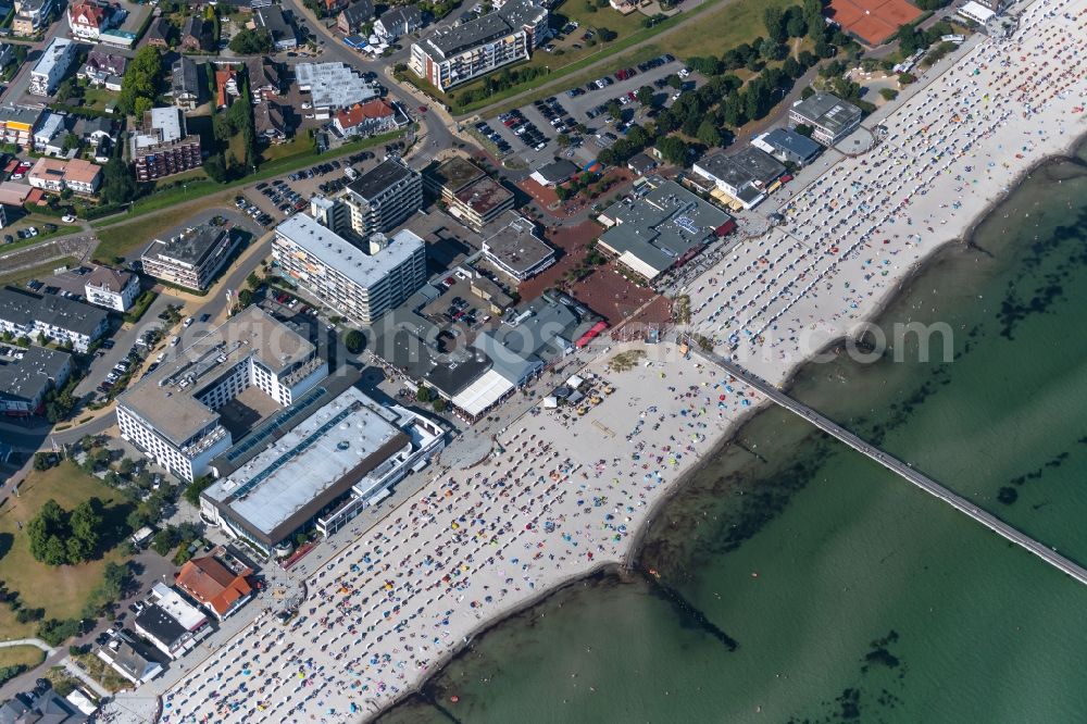 Grömitz from the bird's eye view: Beach chair on the sandy beach ranks in the coastal area in Groemitz in the state Schleswig-Holstein, Germany