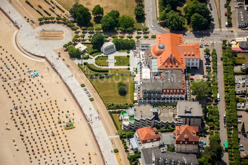 Aerial photograph Lübeck - Beach chair on the sandy beach ranks in the coastal area of baltic sea near Travemuende in Luebeck in the state Schleswig-Holstein