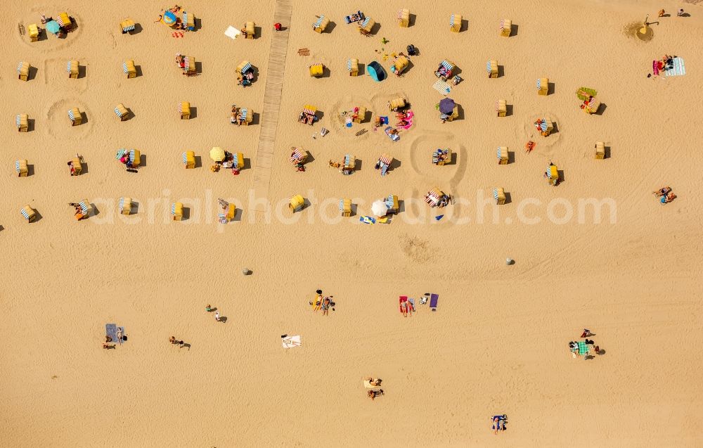 Aerial photograph Lübeck - Beach chair on the sandy beach ranks in the coastal area of baltic sea near Travemuende in Luebeck in the state Schleswig-Holstein