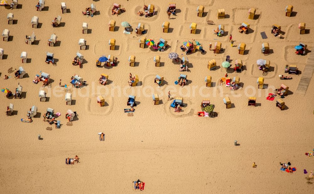 Aerial photograph Lübeck - Beach chair on the sandy beach ranks in the coastal area of baltic sea near Travemuende in Luebeck in the state Schleswig-Holstein