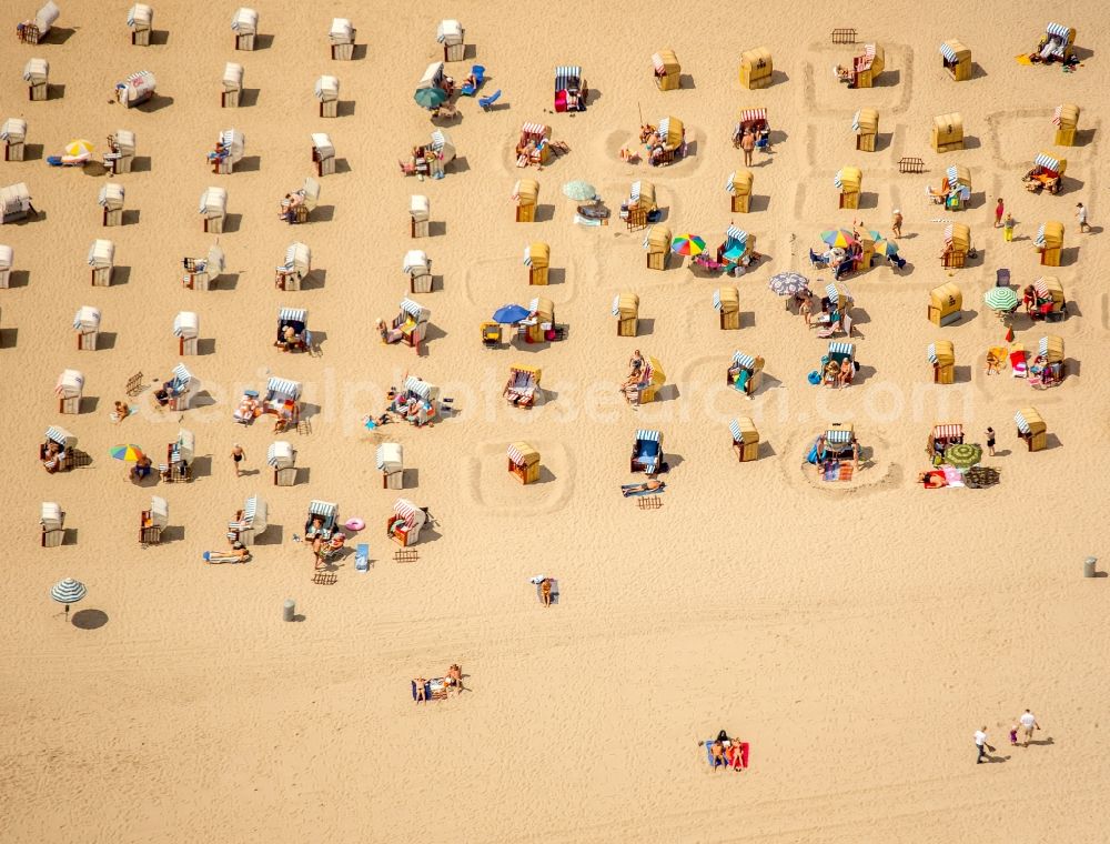 Aerial photograph Lübeck - Beach chair on the sandy beach ranks in the coastal area of baltic sea near Travemuende in Luebeck in the state Schleswig-Holstein