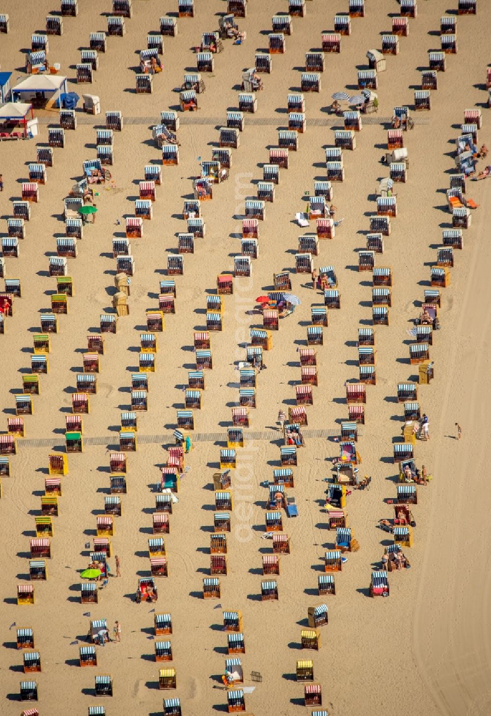 Aerial photograph Lübeck - Beach chair on the sandy beach ranks in the coastal area of baltic sea near Travemuende in Luebeck in the state Schleswig-Holstein